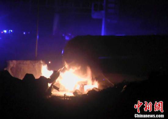 火災(zāi)現(xiàn)場，可以看到一個儲氣罐正在熊熊燃燒。