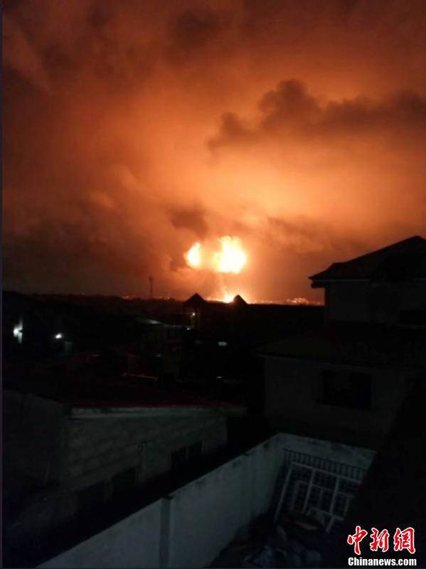 當(dāng)?shù)貢r間10月7日，加納首都阿克拉市區(qū)北部一燃?xì)庹井?dāng)晚發(fā)生爆炸，造成至少2人死亡。從視頻截圖畫面來看，現(xiàn)場火光沖天，火勢兇猛。