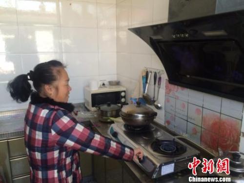 圖為居民用燃?xì)庠钭鲲垺！±钔ヒ?攝