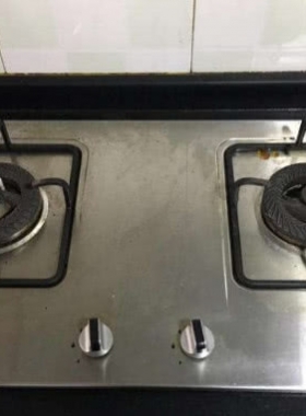 燃?xì)庠羁偸浅觥包S火”？清理火眼或撥動(dòng)灶底的小鐵片，火力一下變正常